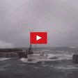 VIDEO - en pleine tempête, un voilier rentre au port... en surfant ! - ActuNautique.com